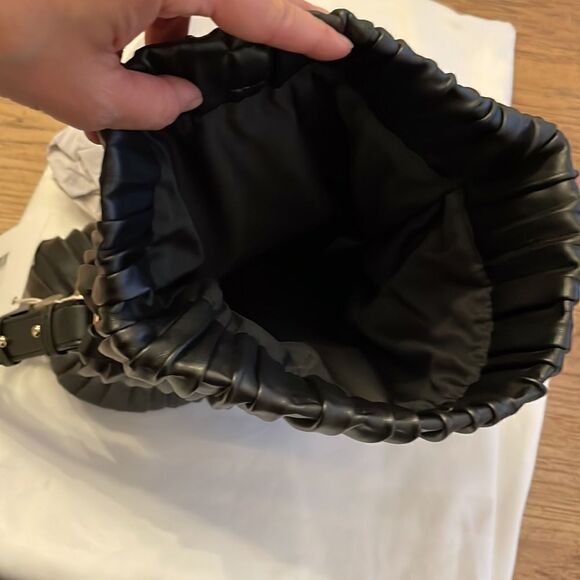 TOPSHOP ELEGANT VEGAN HANDBAG WITH BOLD GOLD DETAIL THAT SWINGS ACROSS B… - Picture 7 of 10